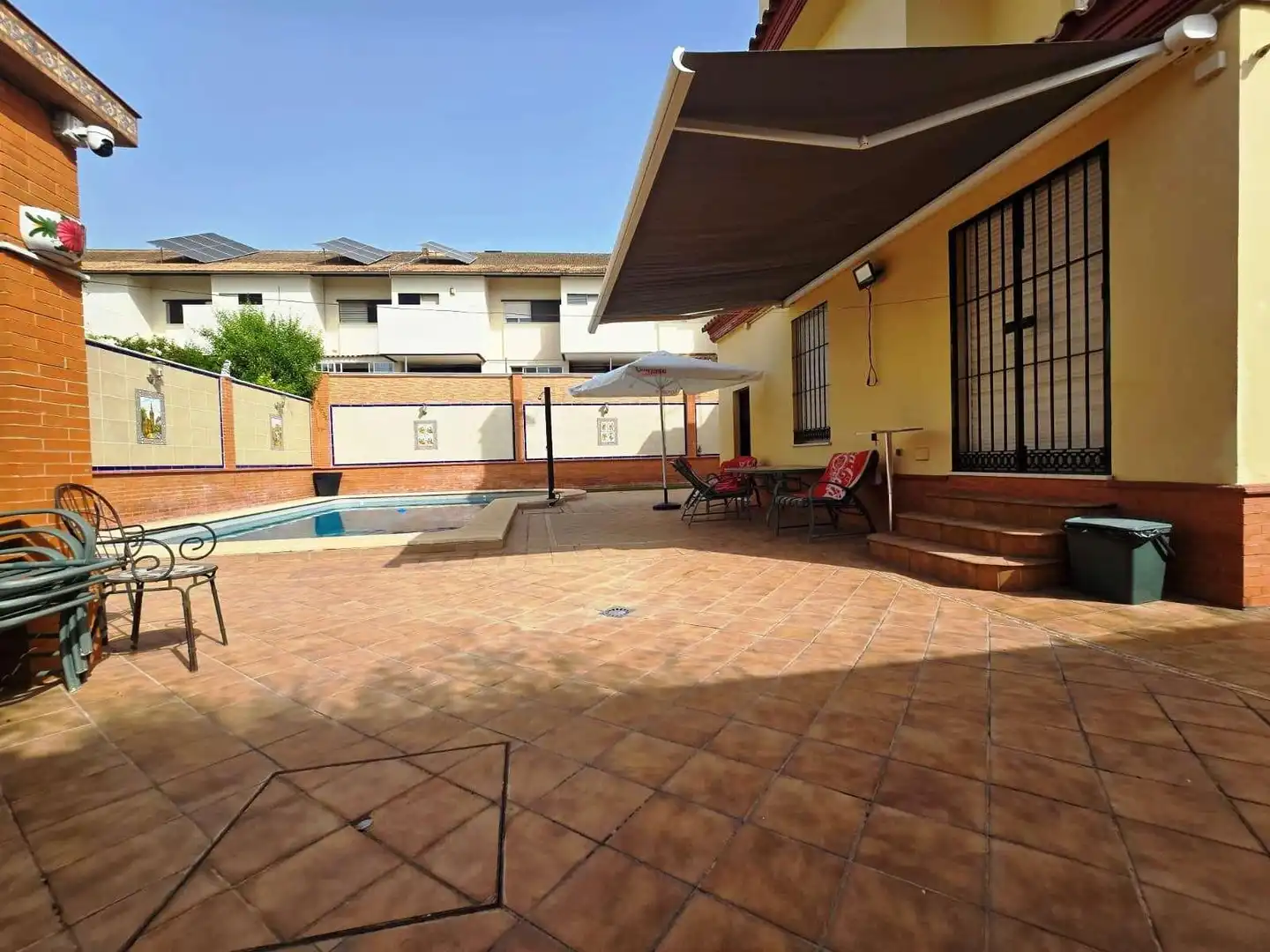 Vista exterior de Casa o xalet en venda en Bormujos amb Aire condicionat i Piscina