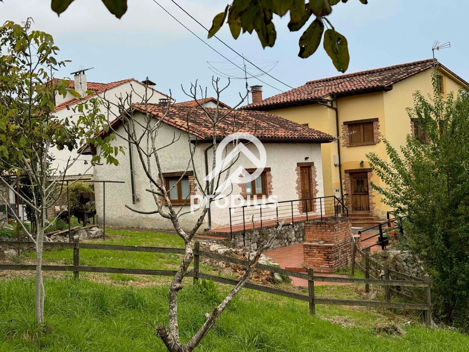 Vista exterior de Casa o xalet en venda en Llanes amb Calefacció, Jardí privat i Parquet