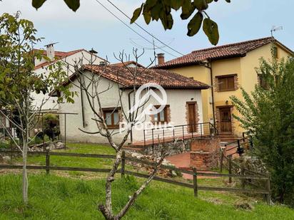 Vista exterior de Casa o xalet en venda en Llanes amb Calefacció, Jardí privat i Parquet