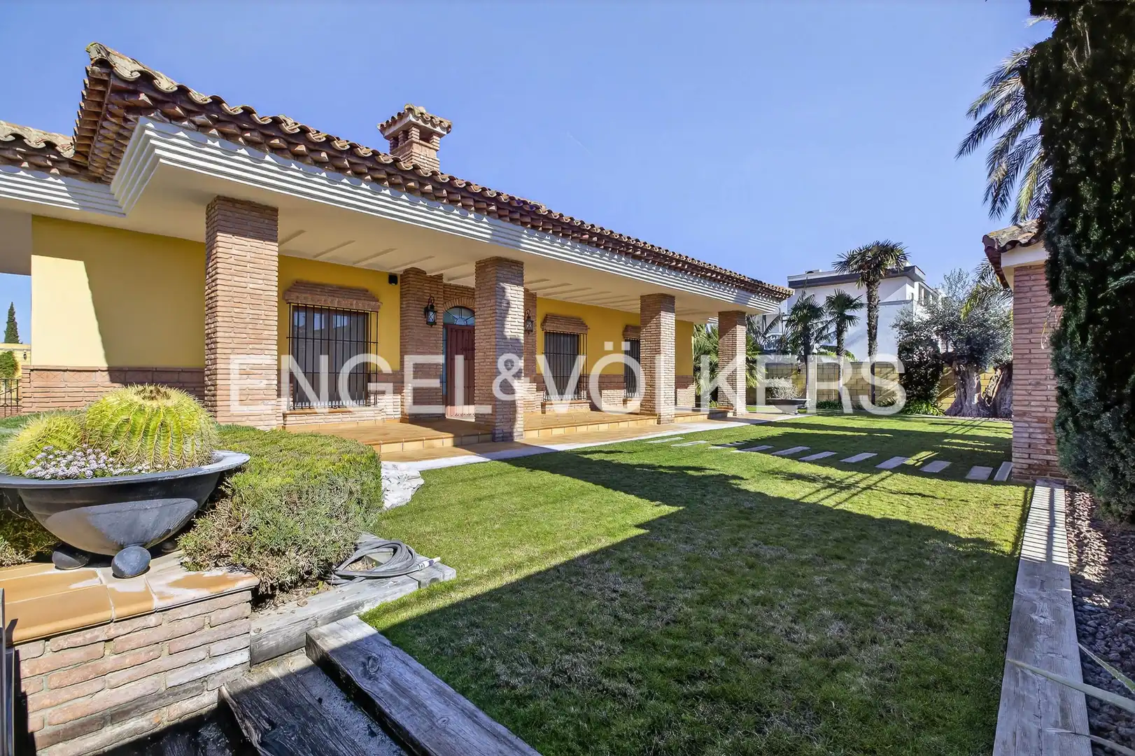 Vista exterior de Casa o xalet en venda en Montequinto amb Calefacció