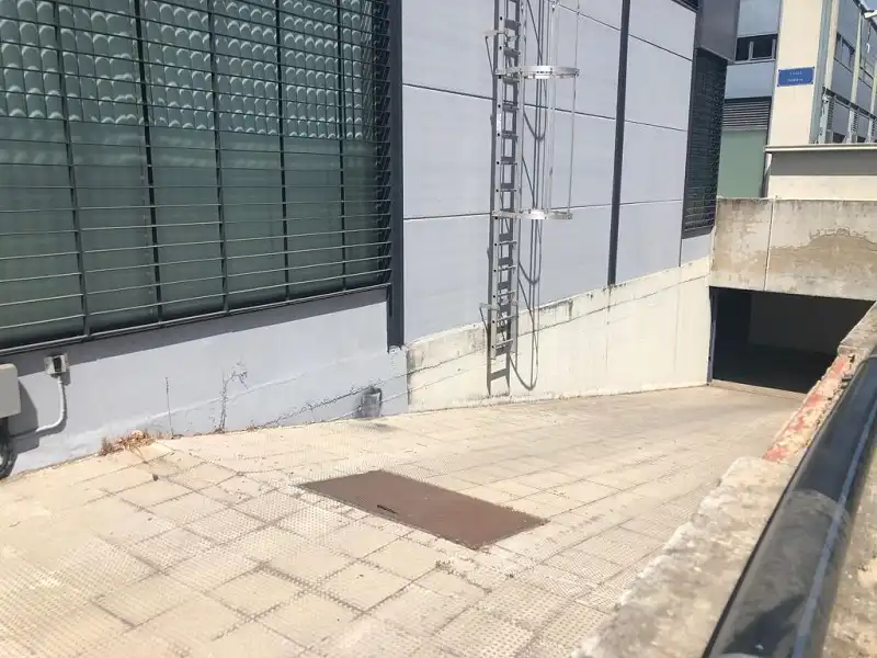 Vista exterior de Garaje en venta en Sevilla