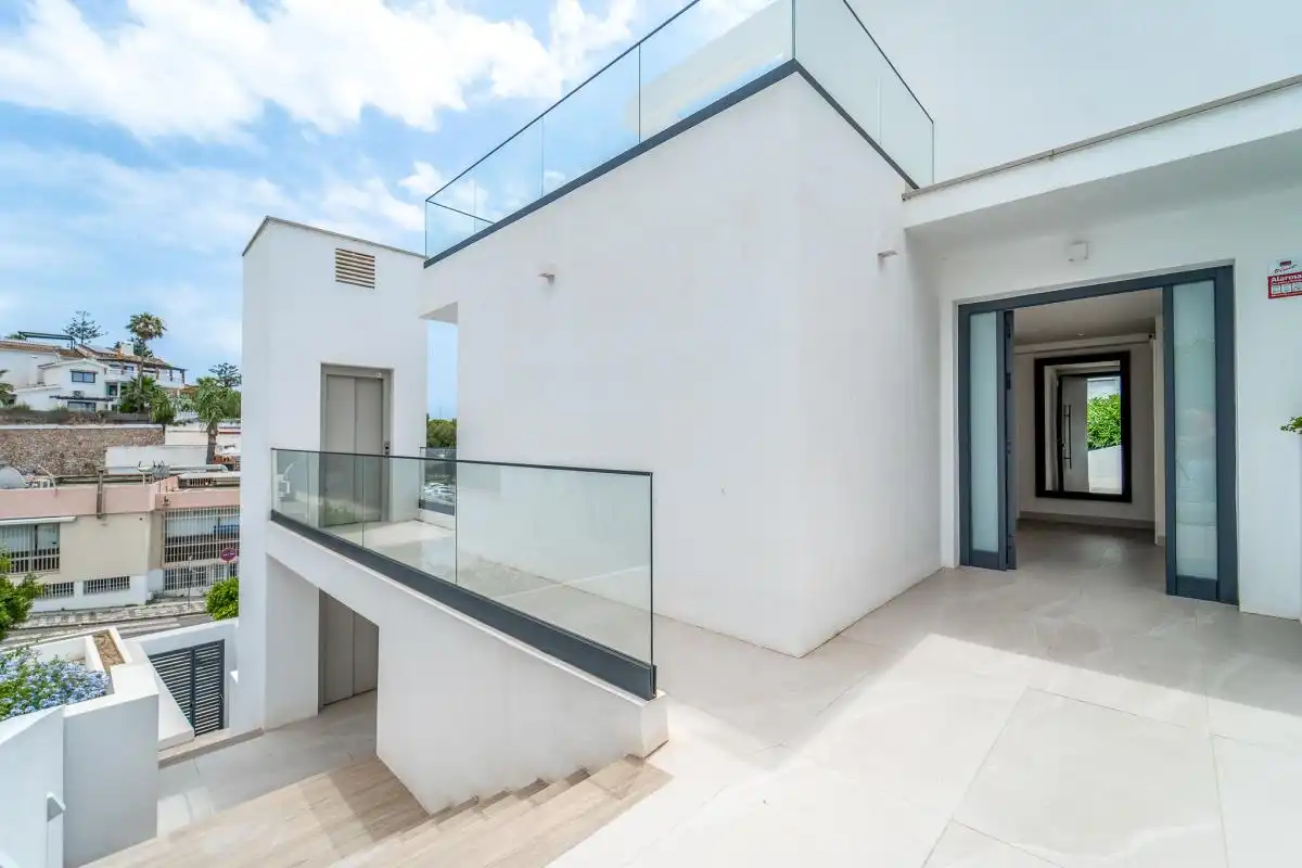 Vista exterior de Casa o xalet en venda en Benalmádena amb Aire condicionat, Calefacció i Jardí privat