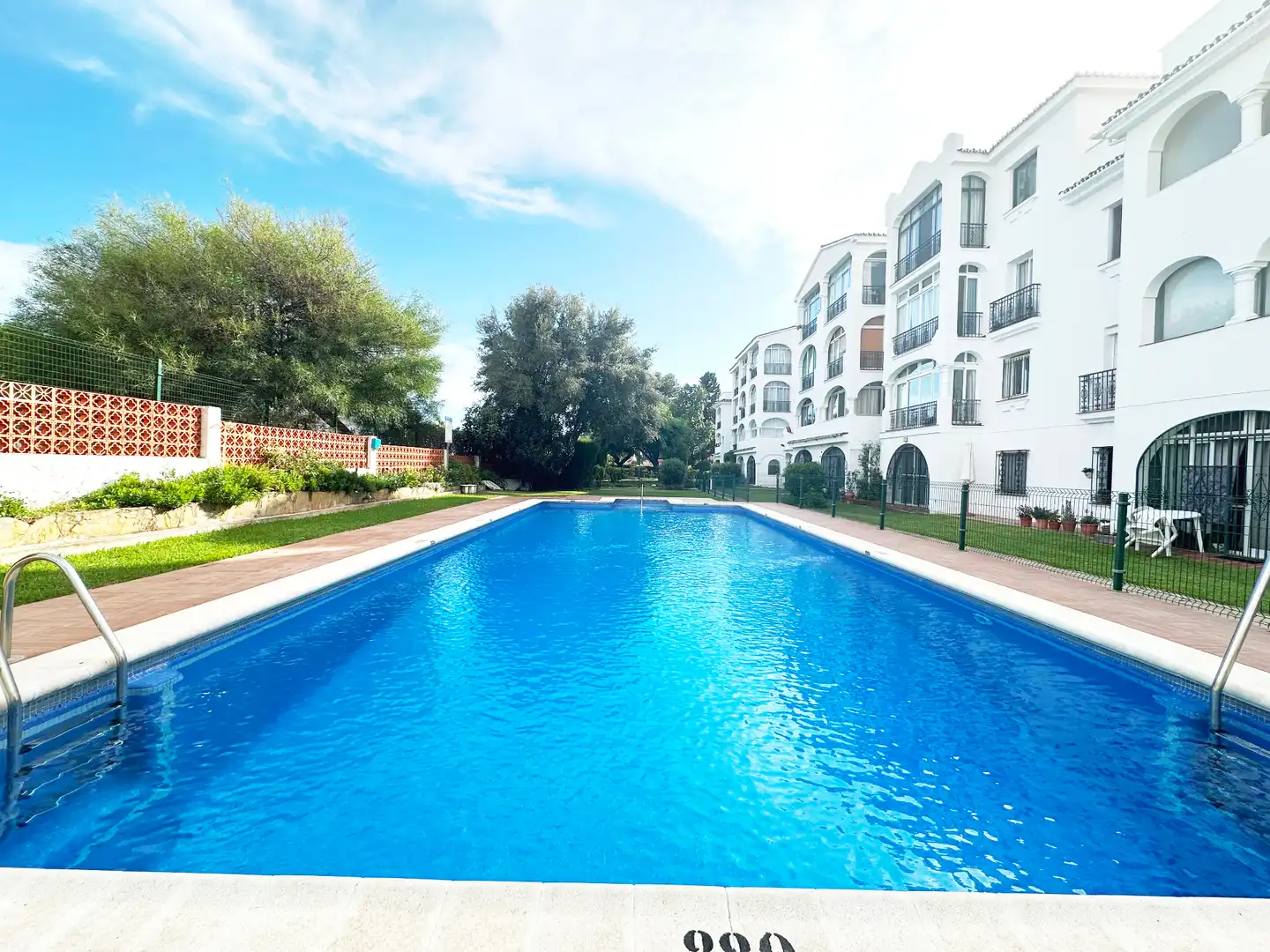 Piscina de Apartament en venda en Estepona amb Terrassa i Piscina comunitària