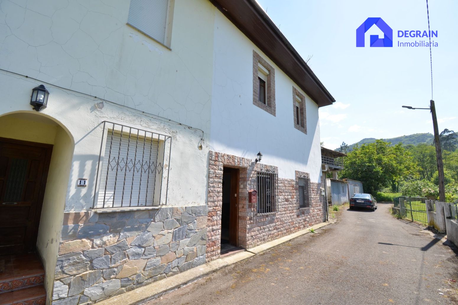 Vista exterior de Casa o xalet en venda en Salas amb Calefacció, Terrassa i Traster