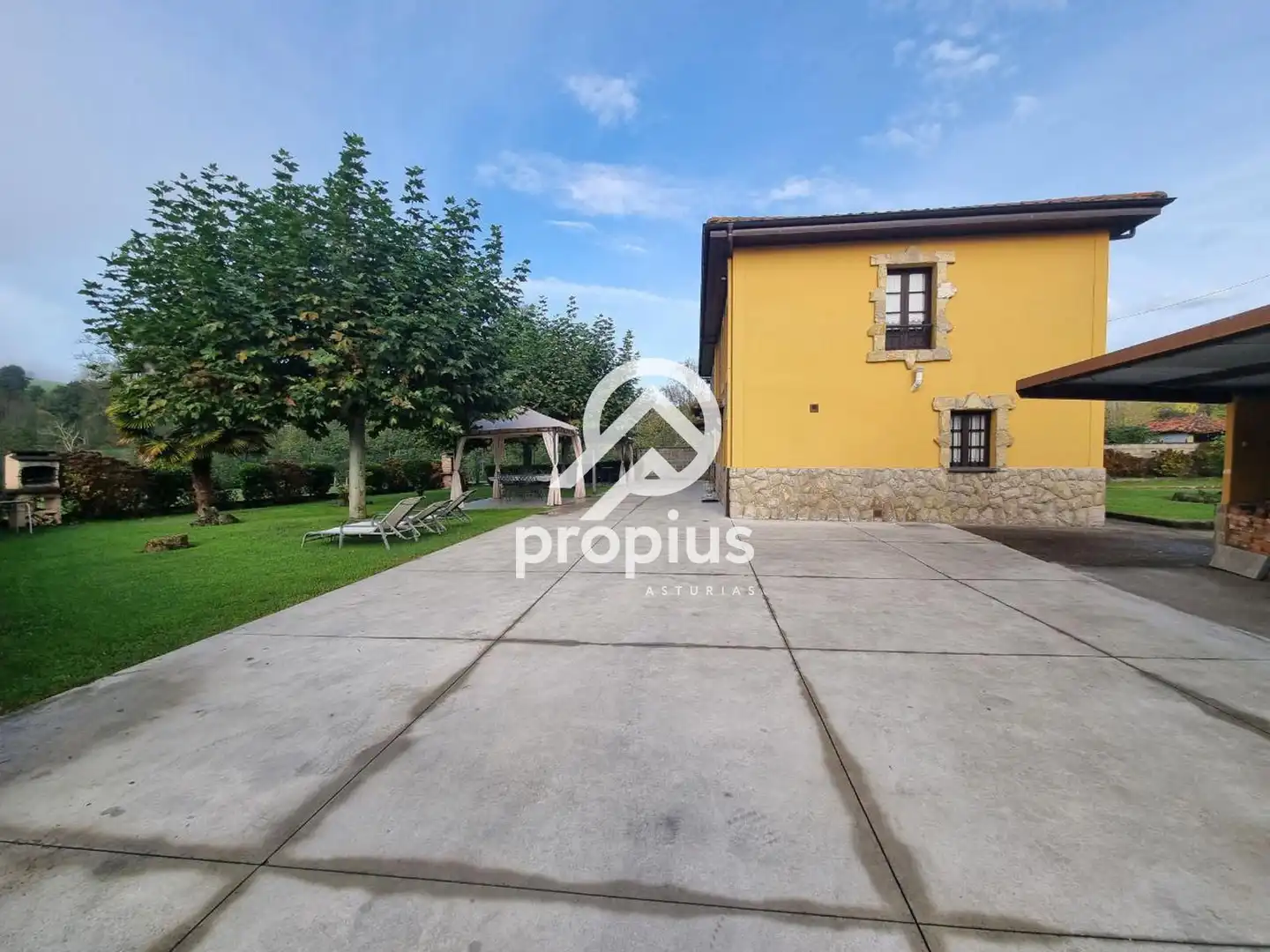 Vista exterior de Casa o chalet en venta en Parres con Calefacción, Jardín privado y Parquet