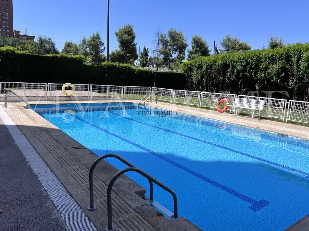 Piscina de Pis en venda en Madrid