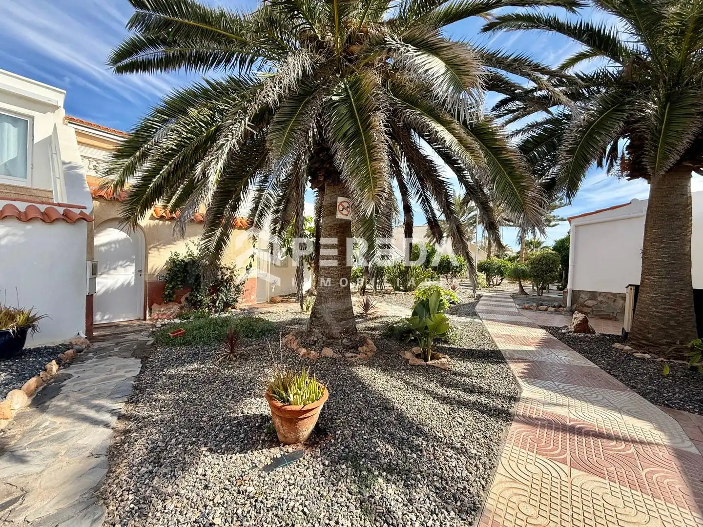 Exterior view of Houses for sale in Roquetas de Mar  with Terrace and Community pool