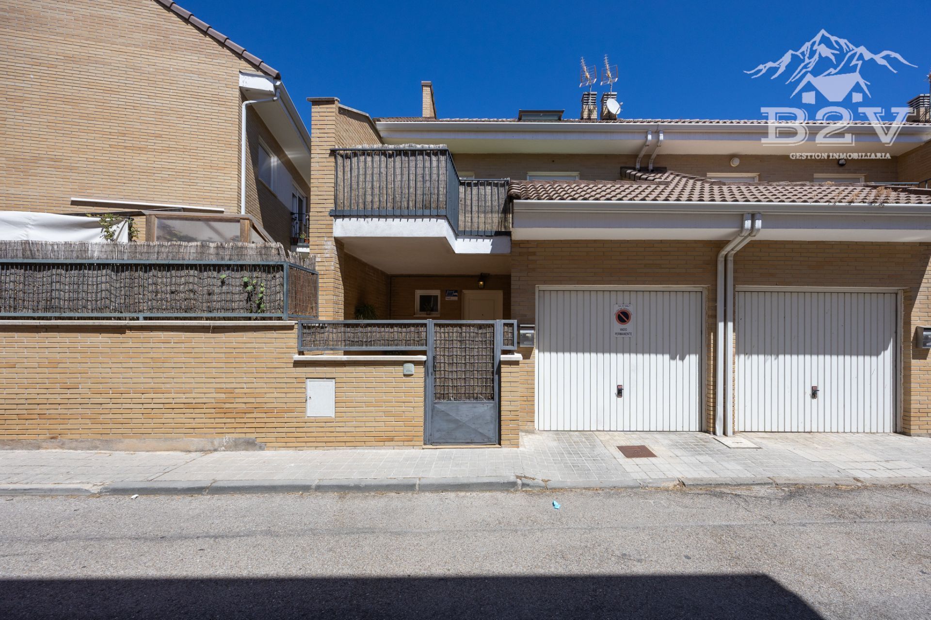 Vista exterior de Casa adosada en venta en El Vellón con Calefacción, Terraza y Piscina comunitaria
