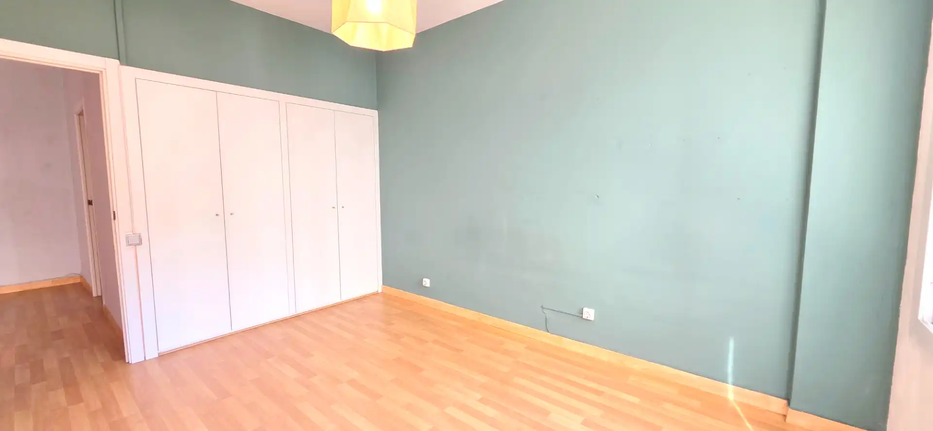 Schlafzimmer von Wohnung zum Verkauf in Barcelona mit Ofen, Balkon und Alarm