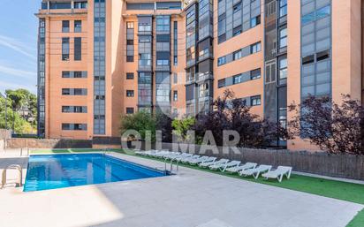 Swimming pool of Flat for sale in  Madrid Capital  with Air Conditioner, Storage room and Furnished