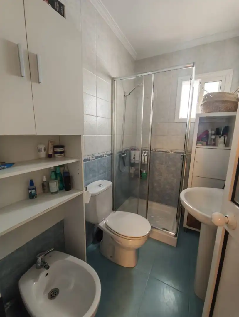 Bathroom of Flat for sale in Sevilla  with Air Conditioner and Terrace