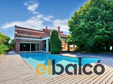 Detached house with pool for sale in Calle VARSOVIA