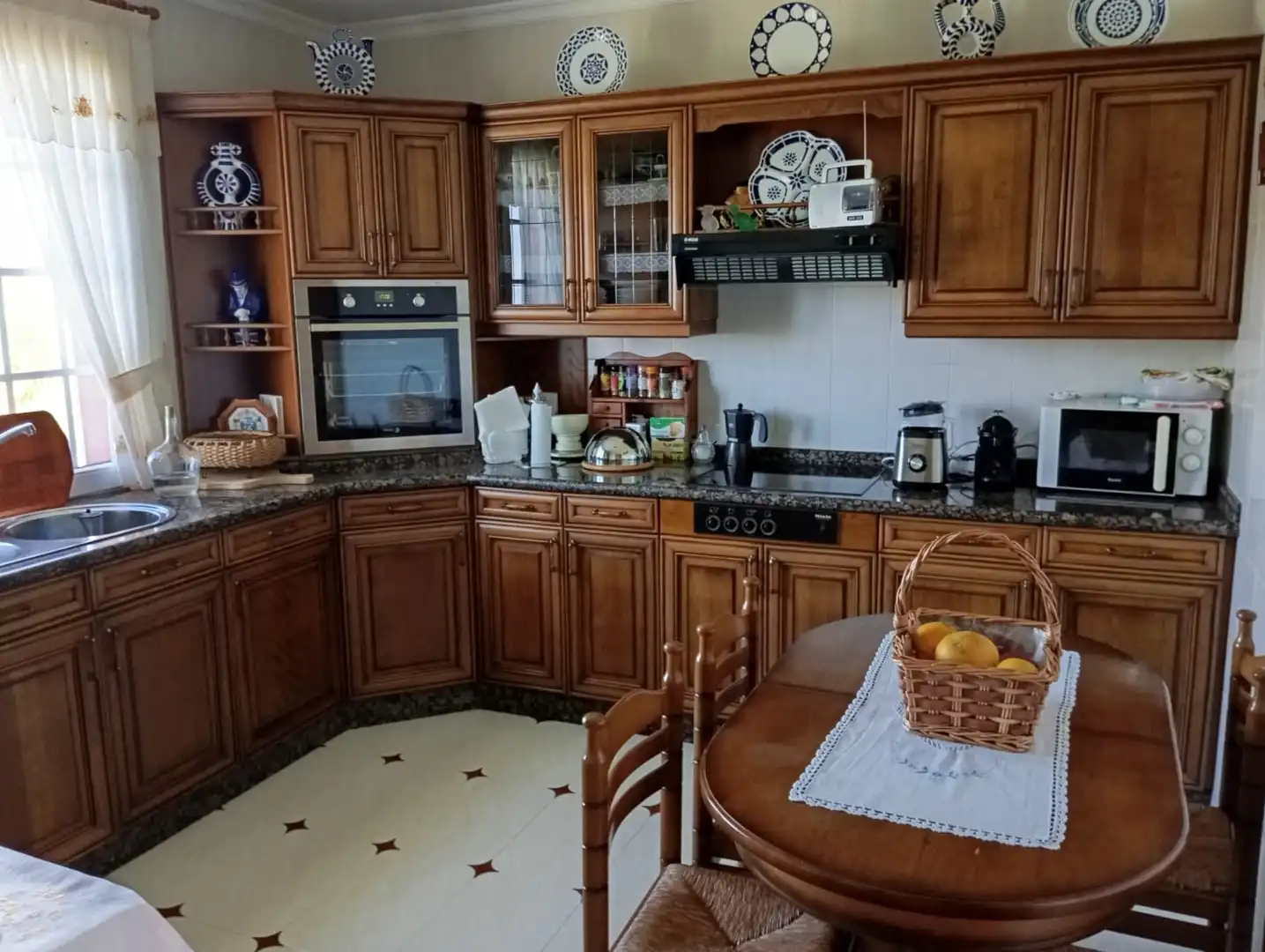 Cuina de Casa o xalet en venda en Carballo amb Calefacció, Moblat i Forn