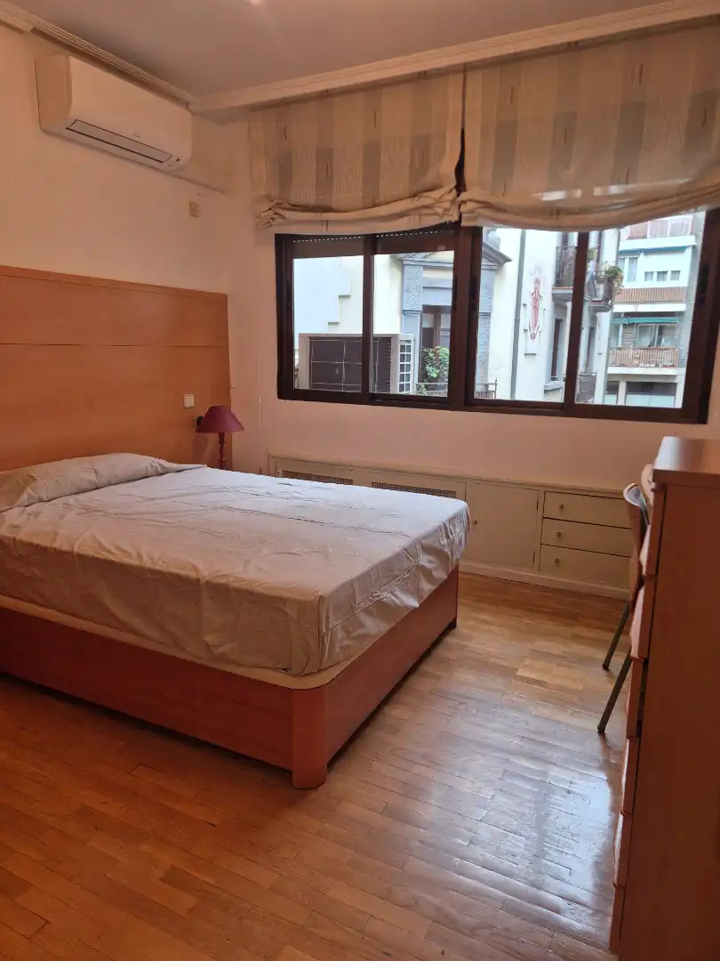 Schlafzimmer von Wohnung zur Miete in Madrid mit Klimaanlage, Heizung und Möbliert