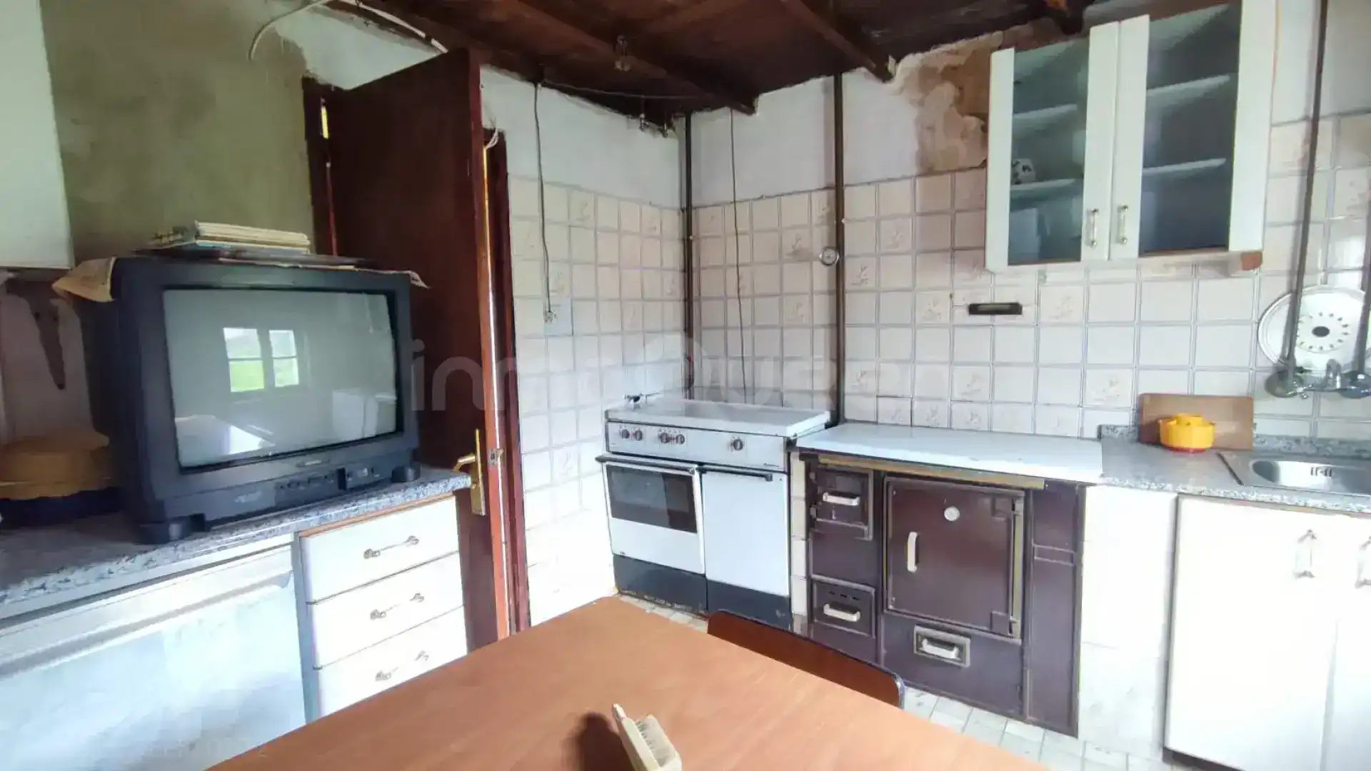 Cuina de Casa o xalet en venda en Belmonte de Miranda amb Jardí privat