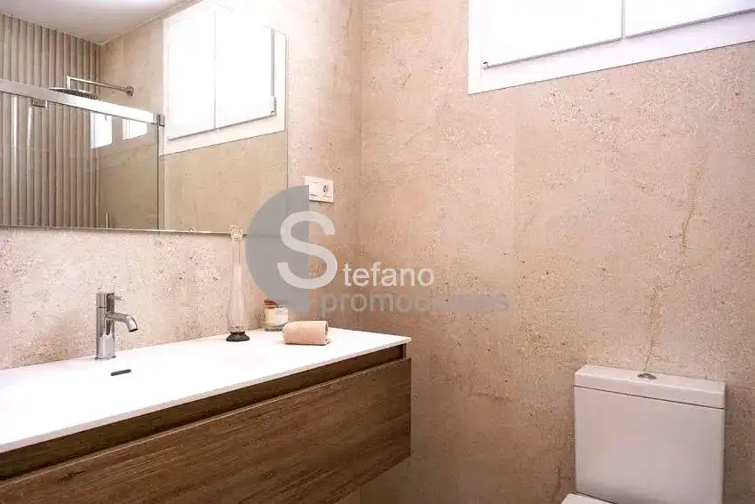 Badezimmer von Erdgeschoss zum Verkauf in Málaga mit Klimaanlage und Terrasse