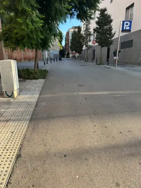 Außenansicht von Garage zum Verkauf in Barcelona mit Alarm