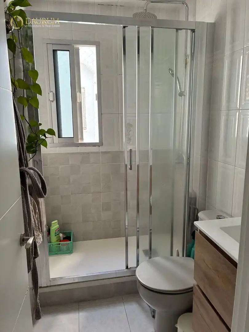 Bathroom of Flat for sale in Sevilla  with Air Conditioner and Furnished