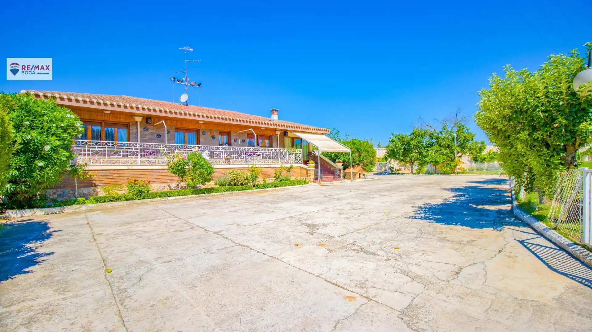 Vista exterior de Casa o xalet en venda en Oyón-Oion amb Aire condicionat, Jardí privat i Parquet