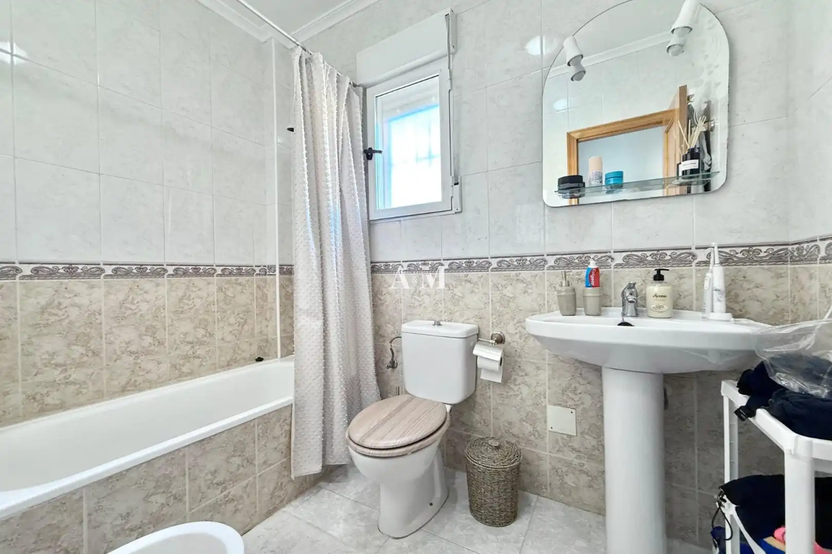 Baño de Casa adosada de alquiler en Torrevieja con Aire acondicionado, Jardín privado y Terraza