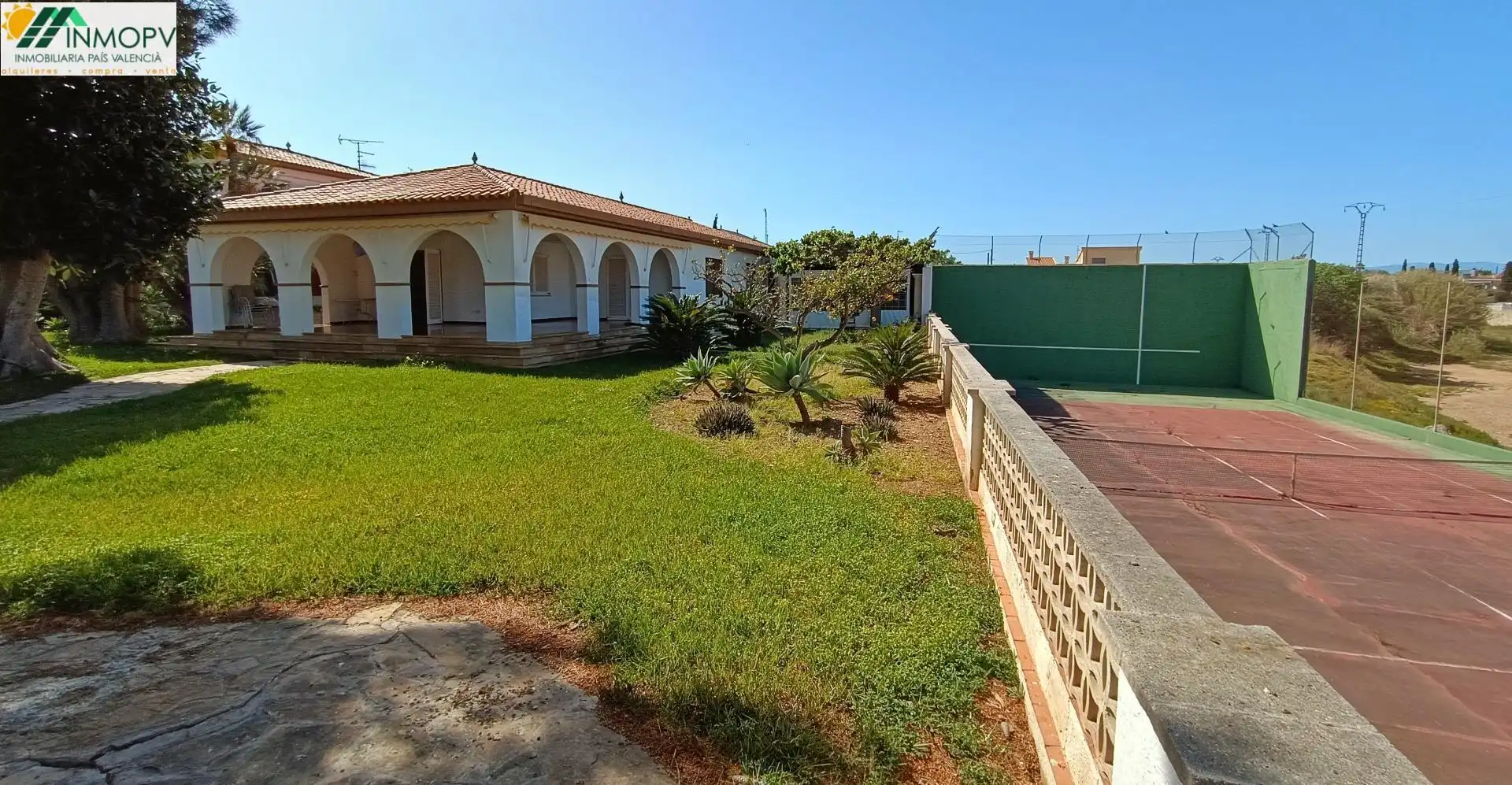 Vista exterior de Casa o xalet en venda en Vinaròs amb Jardí privat, Terrassa i Traster