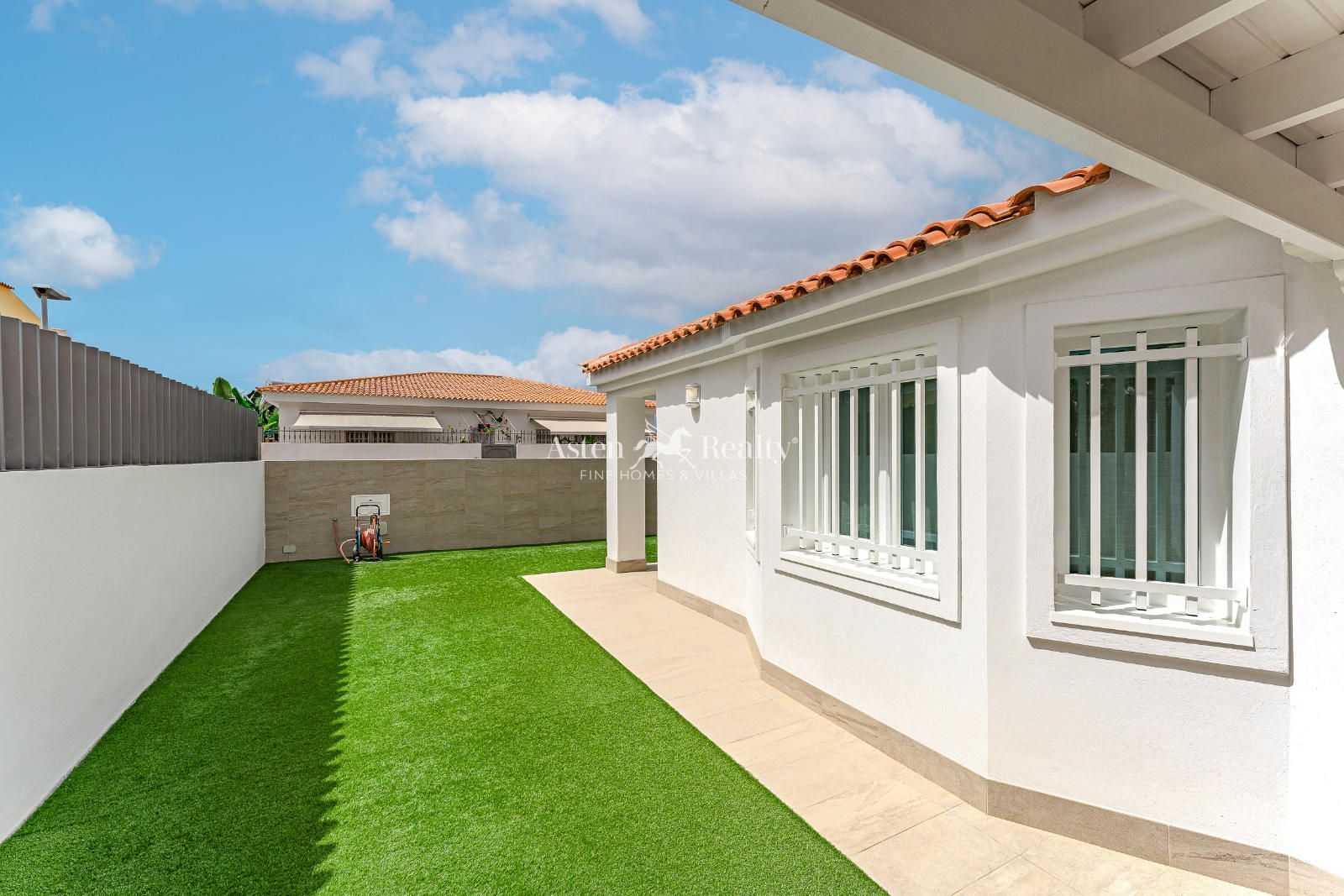 Vista exterior de Casa o xalet en venda en Adeje amb Aire condicionat, Terrassa i Traster