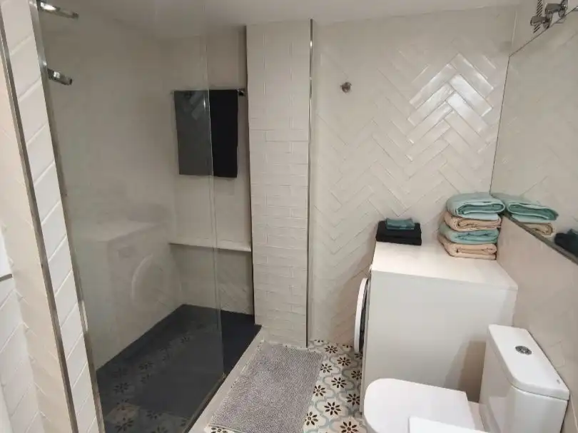Badezimmer von Dachboden zur Miete in Mijas mit Klimaanlage, Terrasse und Balkon