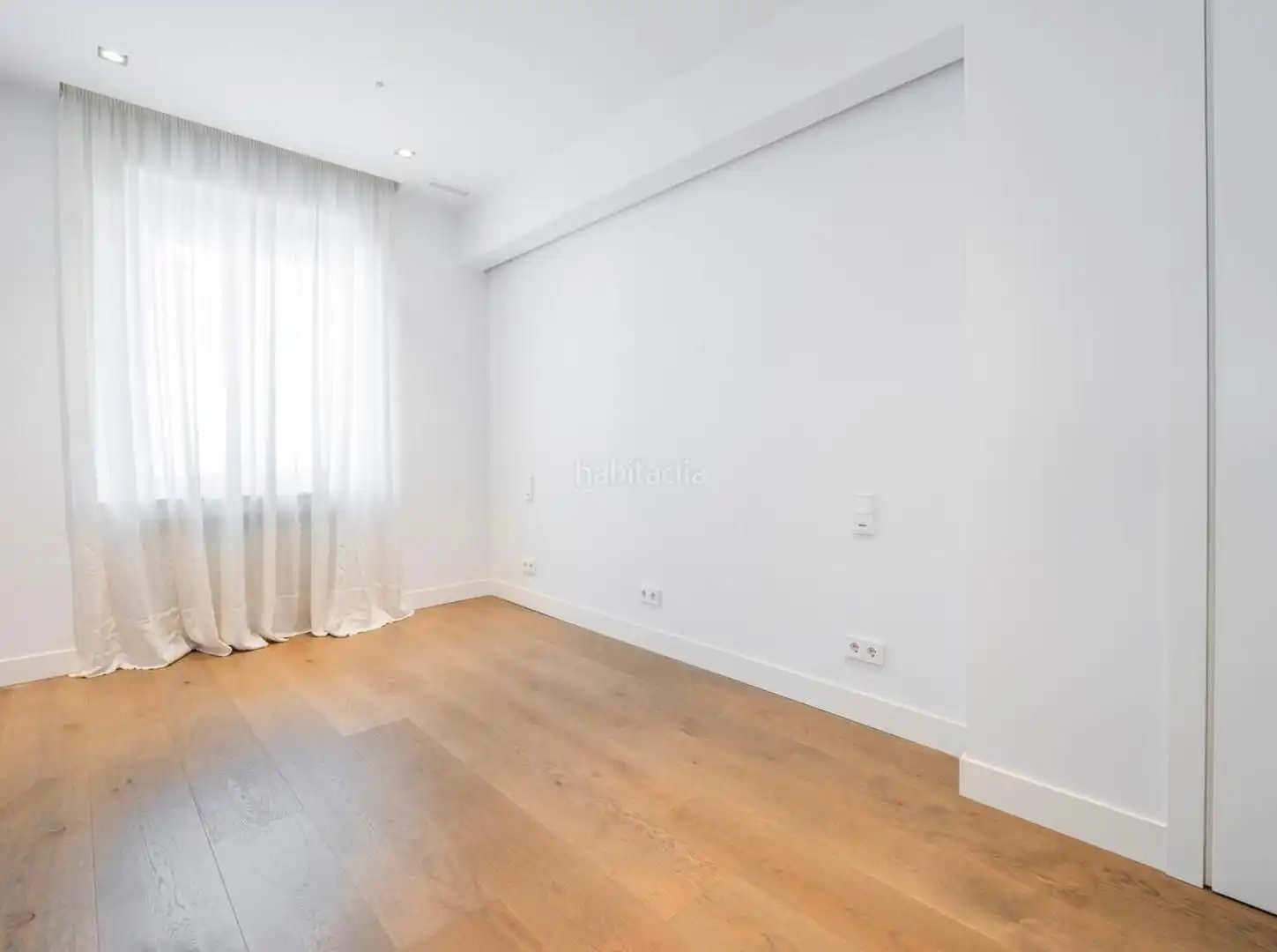 Schlafzimmer von Wohnung zum Verkauf in Barcelona mit Terrasse und Gemeinschaftspool