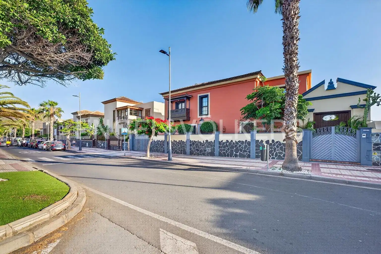 Vista exterior de Casa o xalet en venda en Adeje amb Terrassa, Piscina i Moblat