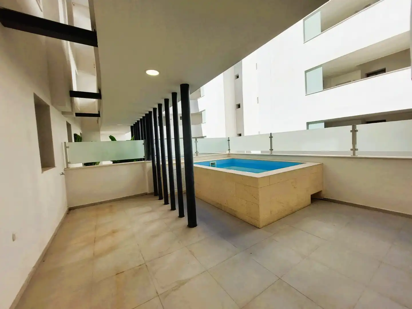 Piscina de Pis en venda en Estepona amb Aire condicionat, Calefacció i Terrassa