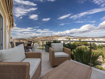 Baixos amb piscina en venda a Riviera del Sol