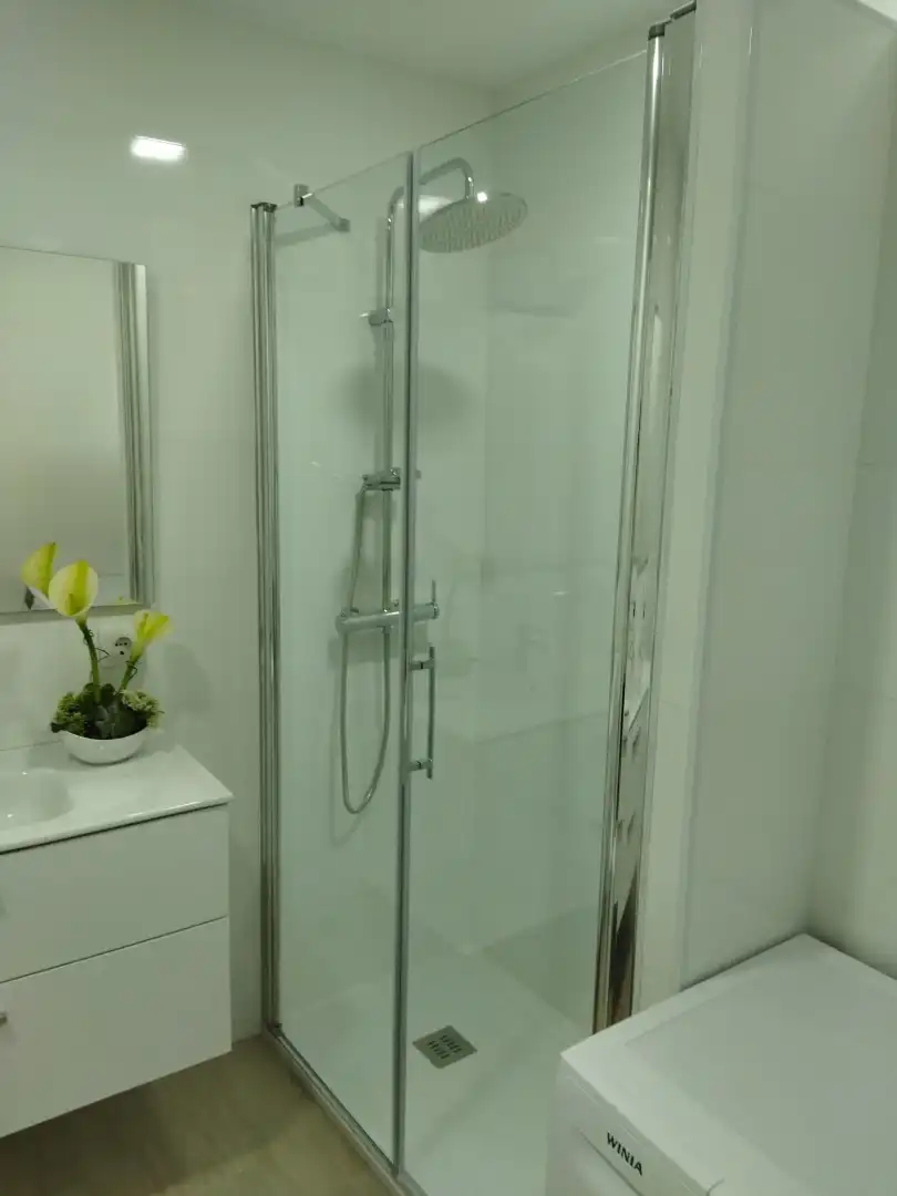 Baño de Piso de alquiler en Fuengirola con Aire acondicionado, Calefacción y Jardín privado