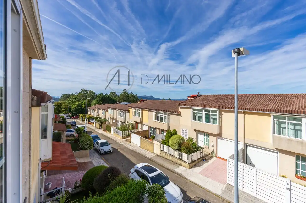 Vista exterior de Casa adosada en venta en Vigo  con Calefacción, Jardín privado y Parquet
