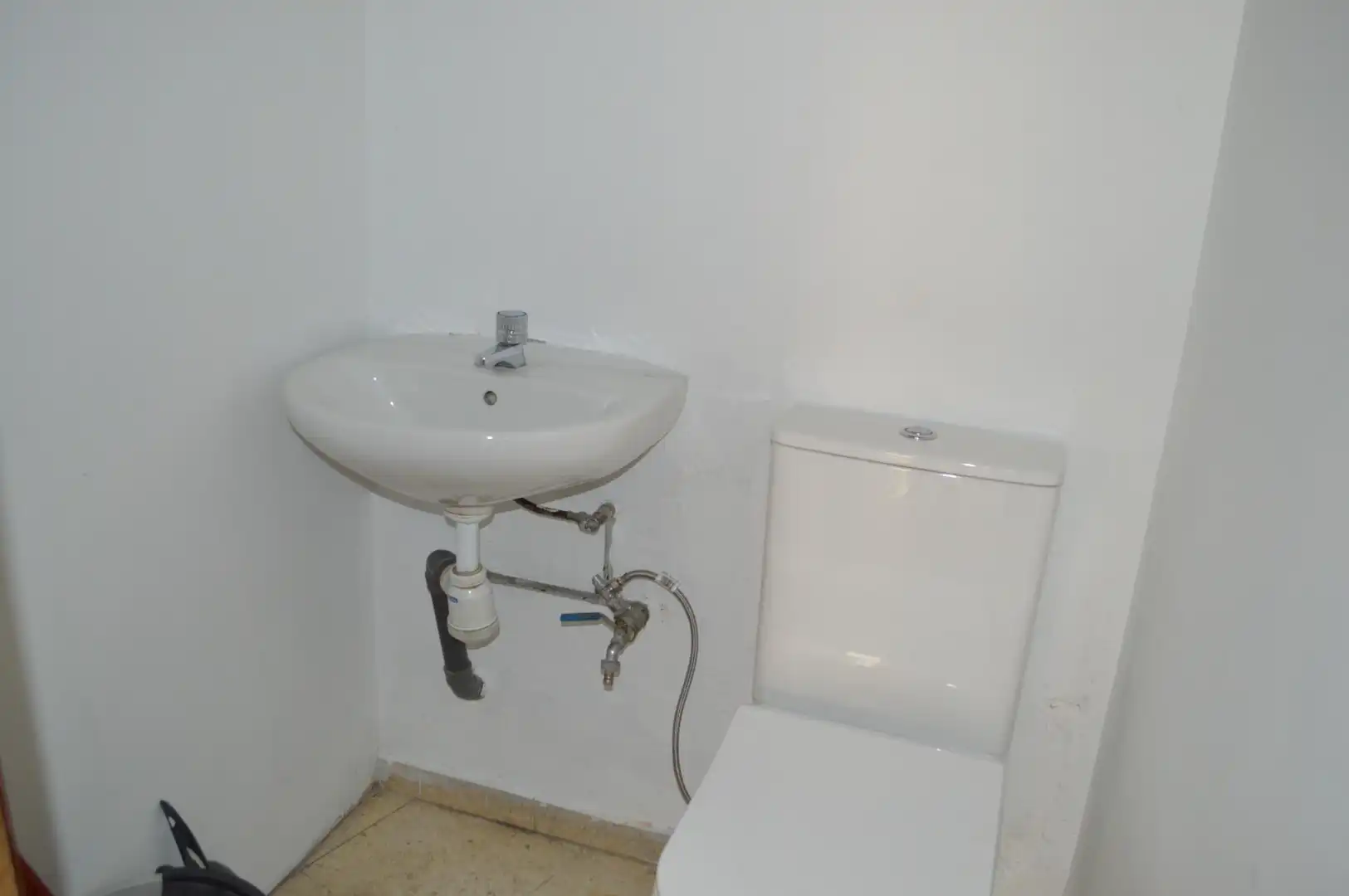 Bathroom of Commercial properties for rent in Granada