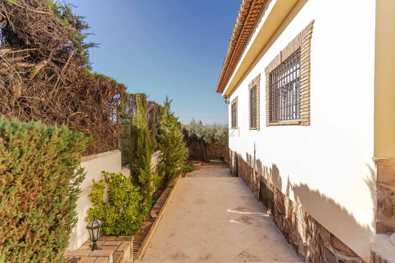 Terrassa de Casa o xalet en venda en La Zubia amb Jardí privat, Traster i Piscina