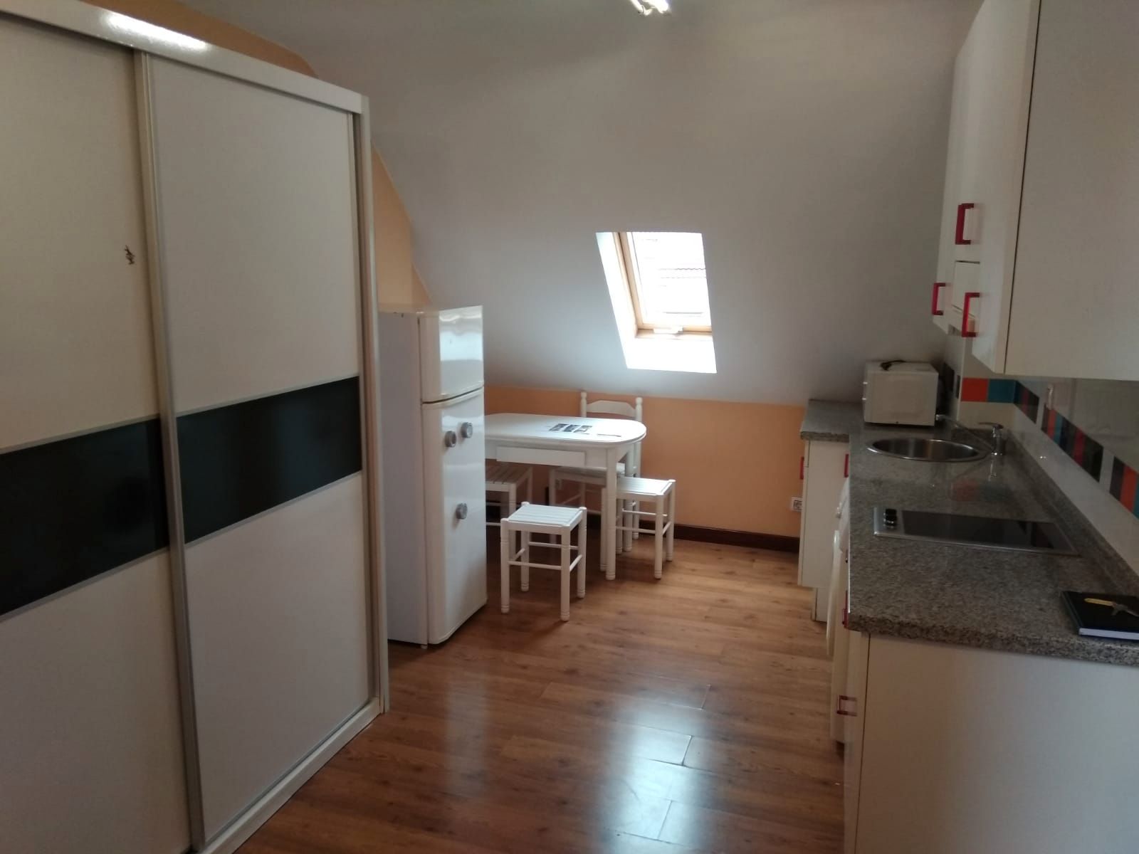 Cuina de Estudi en venda en Oviedo  amb Calefacció, Parquet i Moblat