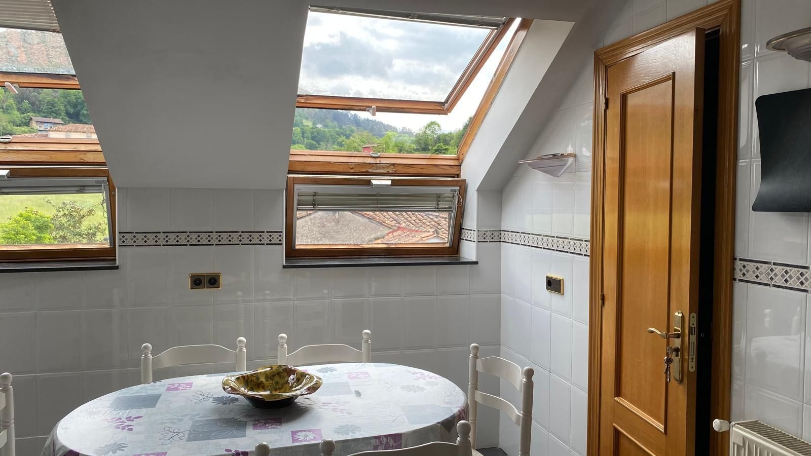 Menjador de Pis en venda en Cangas de Onís amb Calefacció, Traster i Moblat