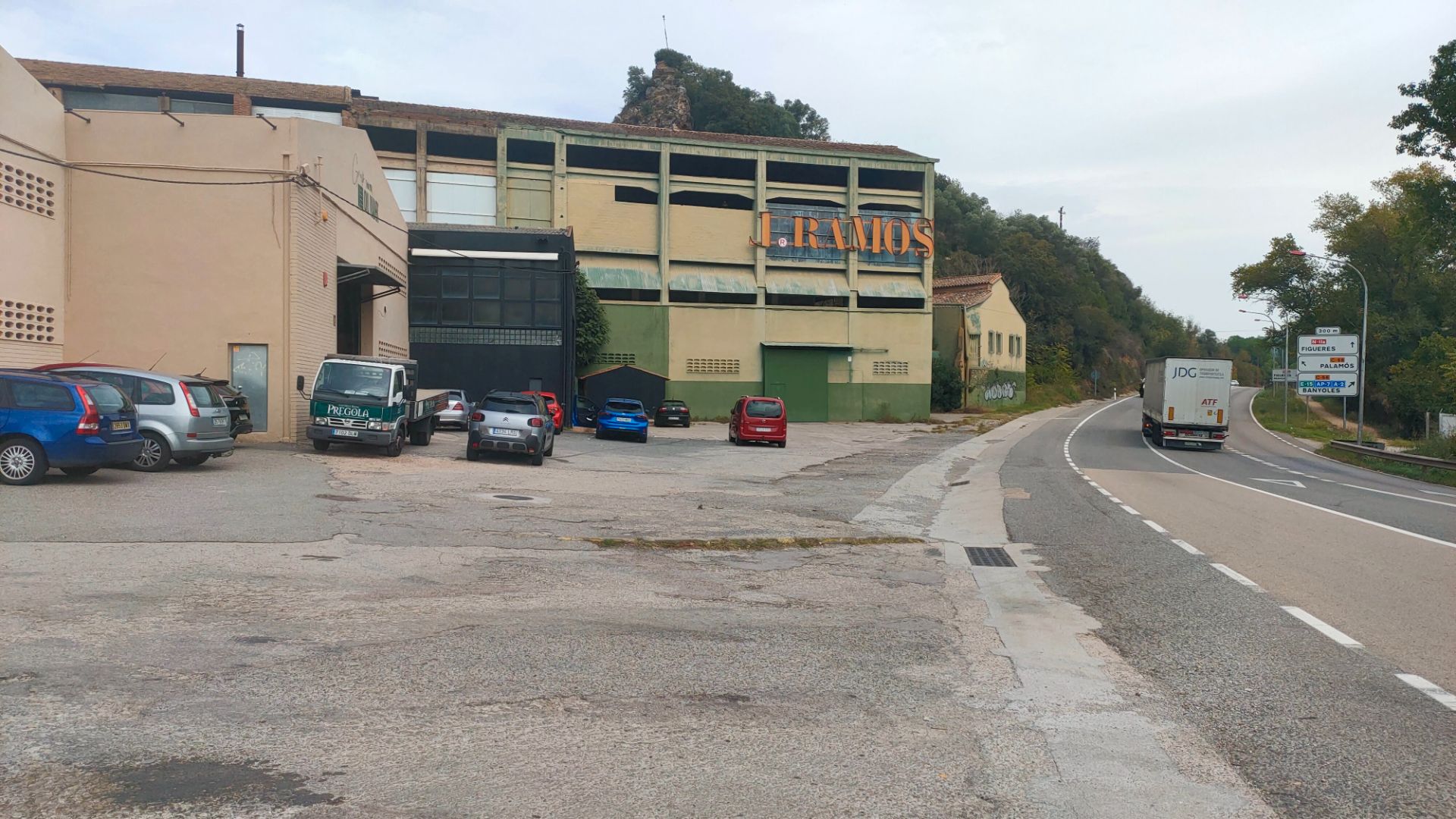 Außenansicht von Fabrikhallen zur Miete in Sant Julià de Ramis