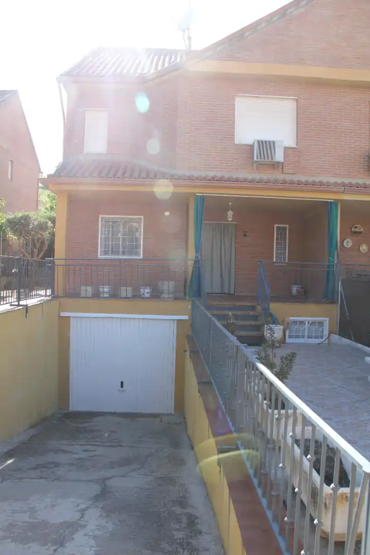 Außenansicht von Haus oder Chalet zum Verkauf in Villalbilla mit Klimaanlage, Heizung und Privatgarten
