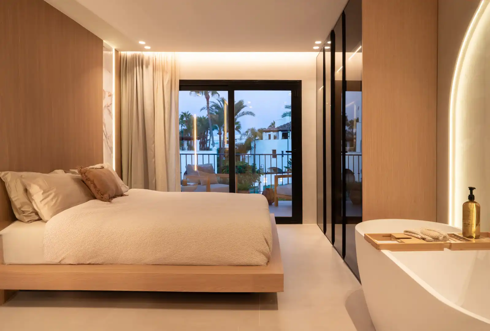 Dormitori de Casa adosada en venda en Marbella amb Aire condicionat, Jardí privat i Terrassa