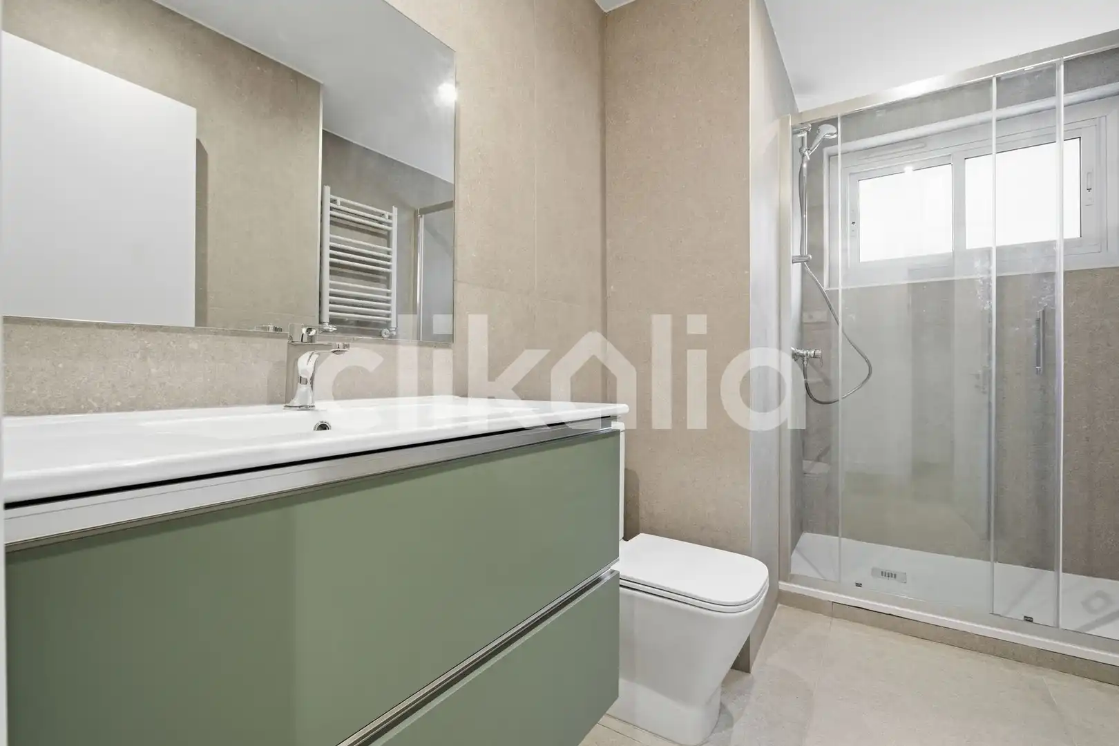 Bathroom of Flat for sale in Madrid  with Air Conditioner, Heating and Storage room
