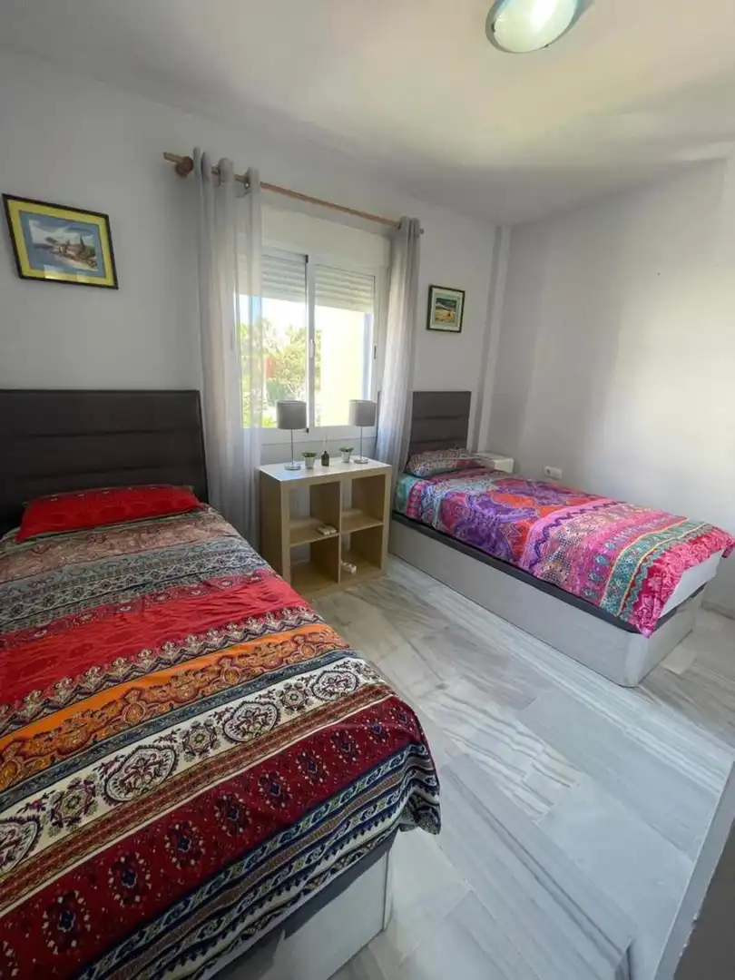 Dormitori de Casa adosada de lloguer en Marbella amb Aire condicionat, Jardí privat i Terrassa