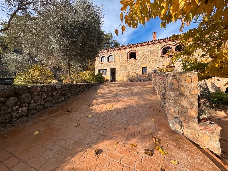 Vista exterior de Finca rústica en venda en Cistella amb Calefacció, Jardí privat i Terrassa