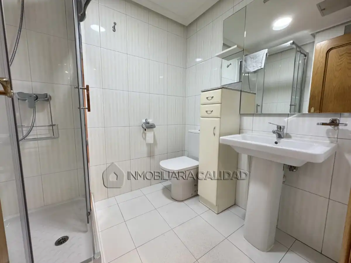 Baño de Piso de alquiler en Burgos con Calefacción y Amueblado