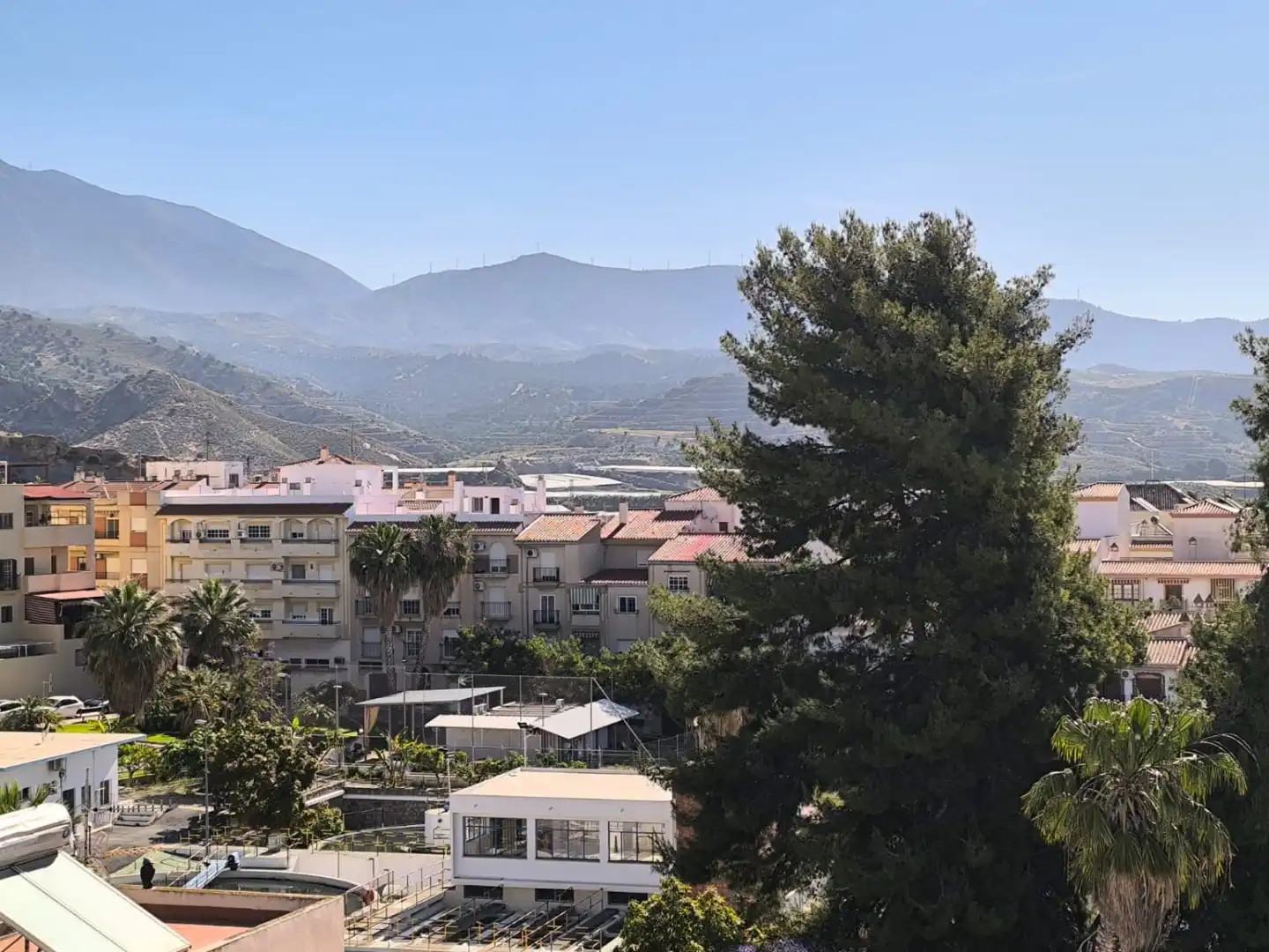 Vista exterior de Casa o xalet en venda en Motril amb Aire condicionat