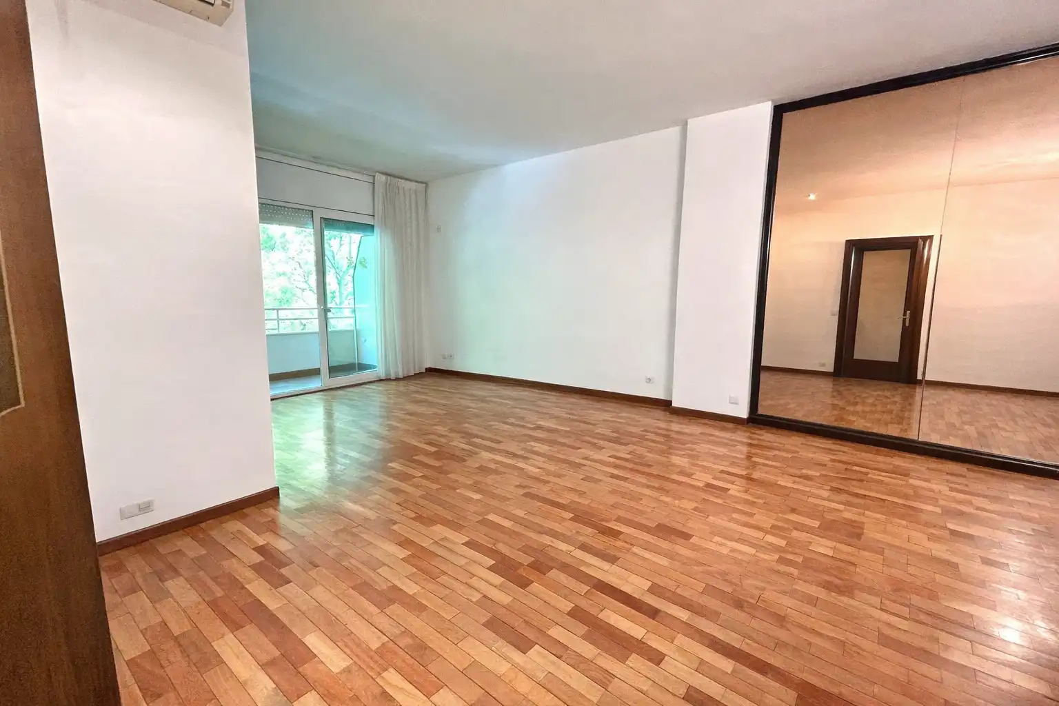 Living room of Flat for sale in  Barcelona Capital  with Terrace, Furnished and Balcony
