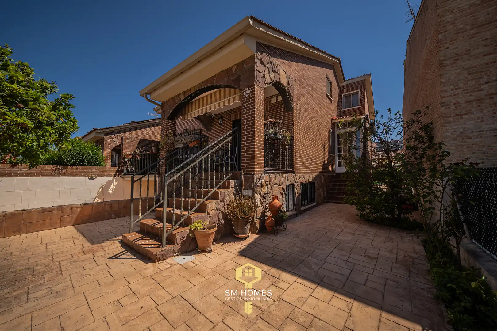 Vista exterior de Casa o xalet en venda en Meco amb Aire condicionat, Calefacció i Jardí privat