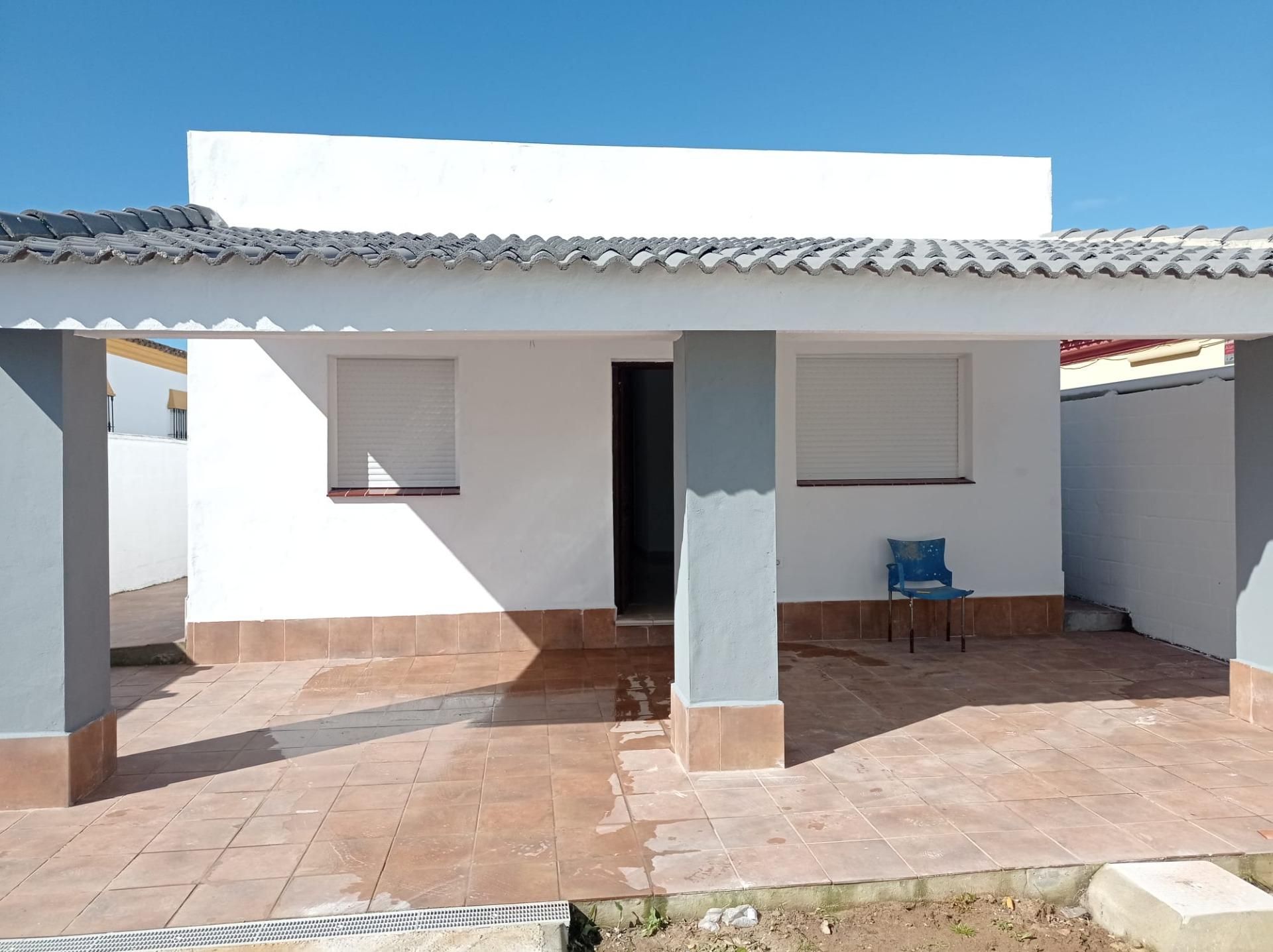 Vista exterior de Casa o xalet en venda en Chiclana de la Frontera amb Jardí privat, Terrassa i Traster