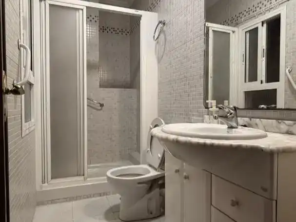 Baño de Piso para compartir en Almería con Aire acondicionado, Trastero y Amueblado