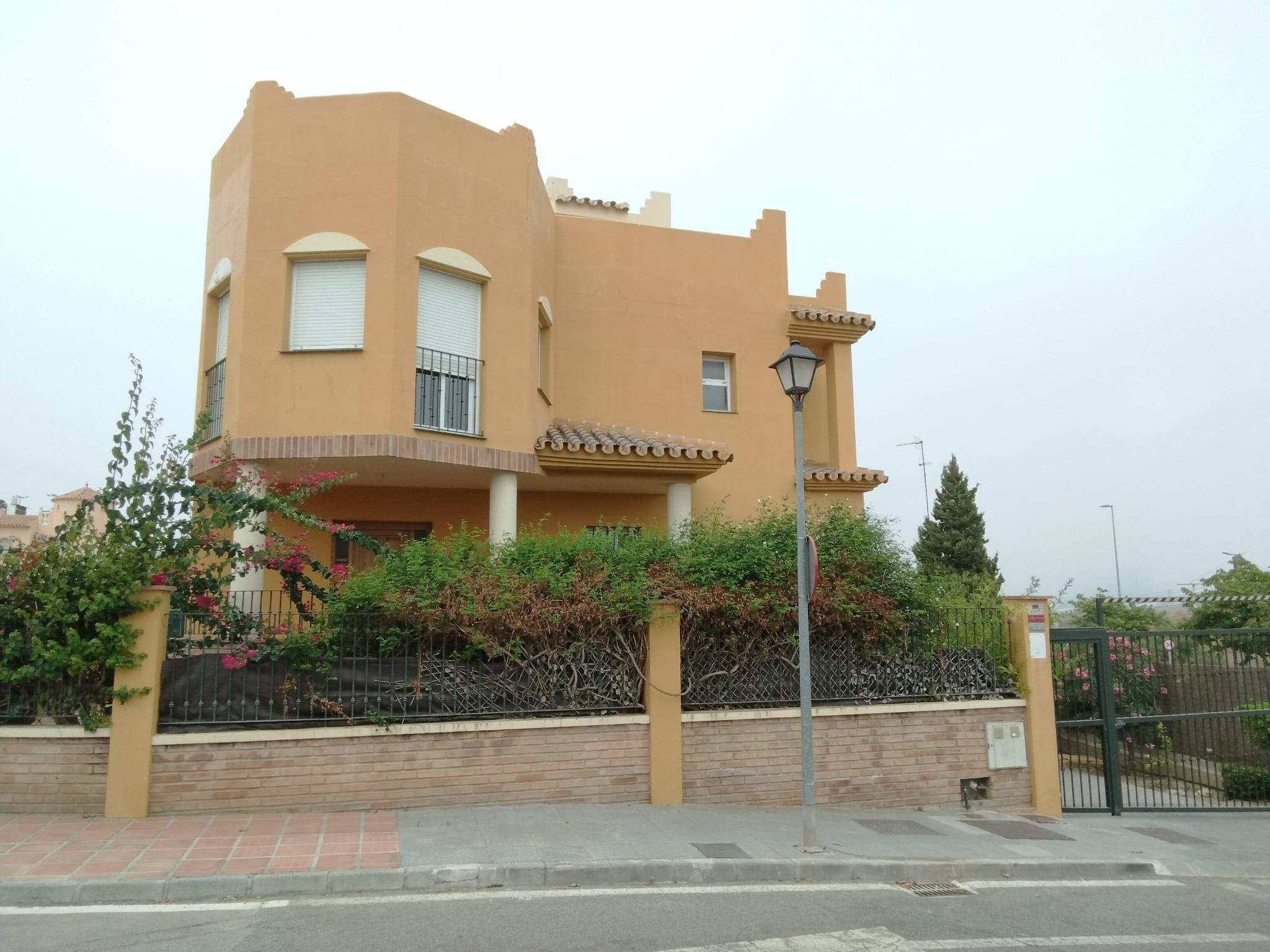 Exterior view of Single-family semi-detached for sale in Vélez-Málaga  with Air Conditioner, Heating and Private garden